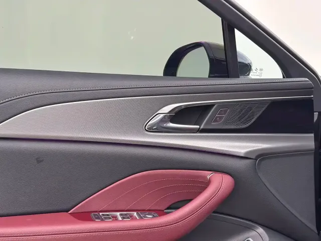 Hongqi Hongqi H5 2024 2.0T Automatic Smart Connect Flag Smooth Edition — Фото автомобиля 3