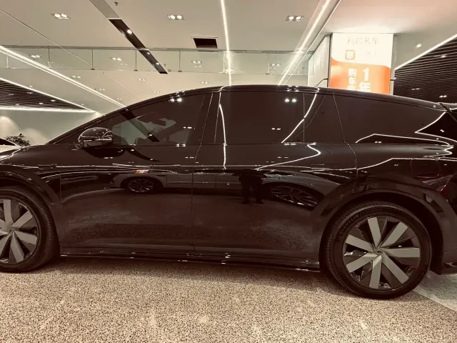 Li Auto i8 — Фото автомобиля 4
