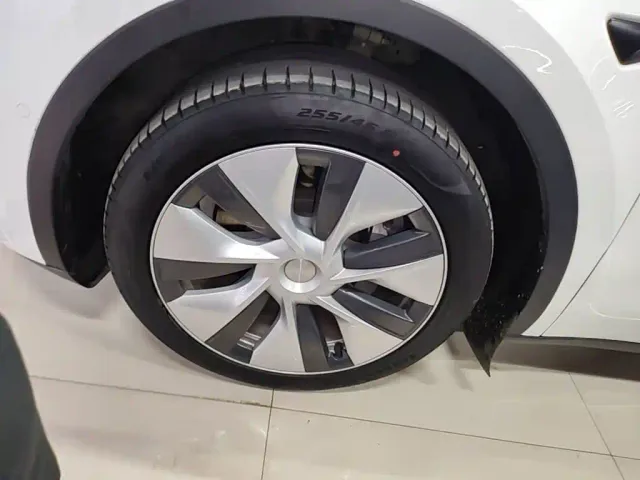 Tesla Model Y — Фото автомобиля 22