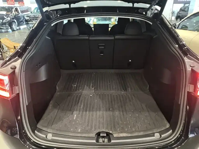 Tesla Model Y — Фото автомобиля 18