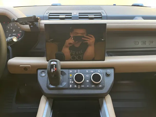 Land Rover Defender — Фото автомобиля 14