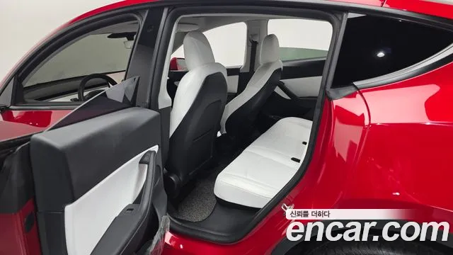 Tesla Model Y — Фото автомобиля 11