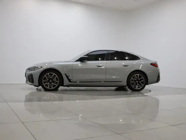 BMW i4 — Фото автомобиля 7