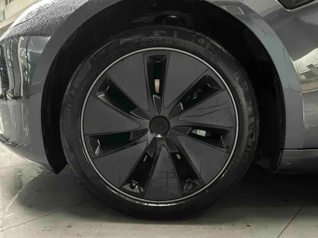 Tesla Model 3 — Фото автомобиля 3