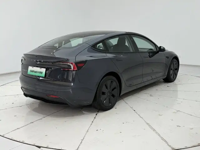 Tesla Model 3 — Фото автомобиля 27
