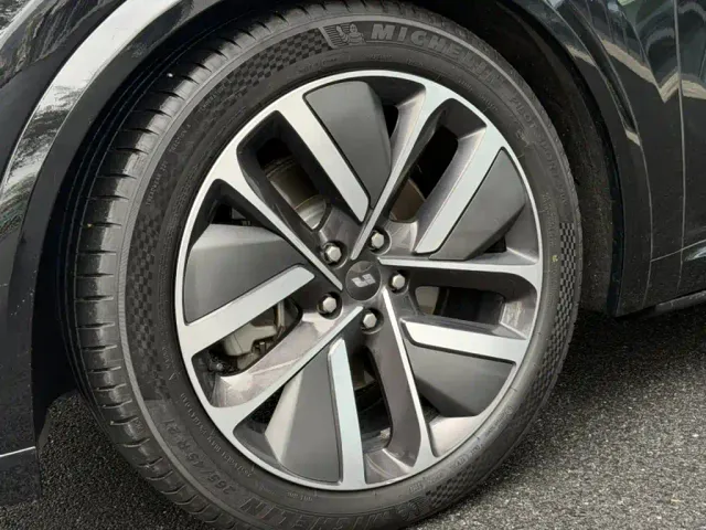 Li Auto L9 — Фото автомобиля 10