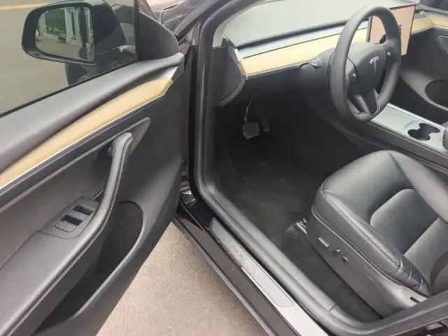 Tesla Model Y — Фото автомобиля 15