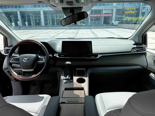Toyota Sienna — Фото автомобиля 9