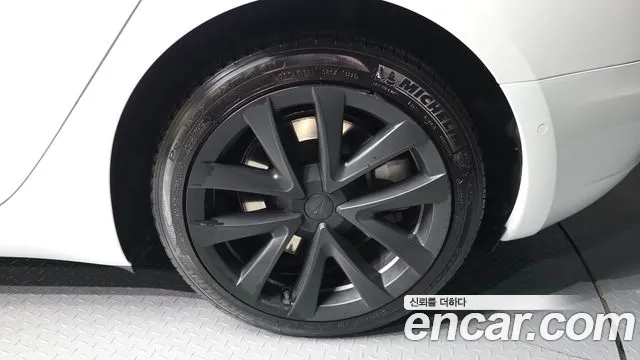Tesla Model 3 — Фото автомобиля 5