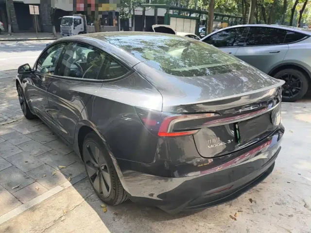 Tesla Model 3 — Фото автомобиля 4