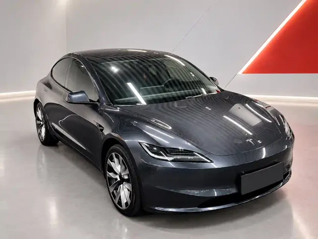 Tesla Model 3 — Фото автомобиля 3
