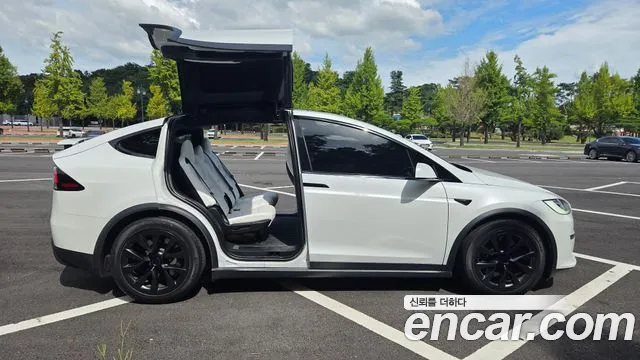 Tesla Model X — Фото автомобиля 10