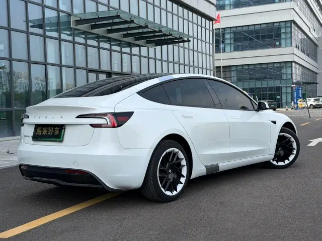 Tesla Model 3 — Фото автомобиля 6