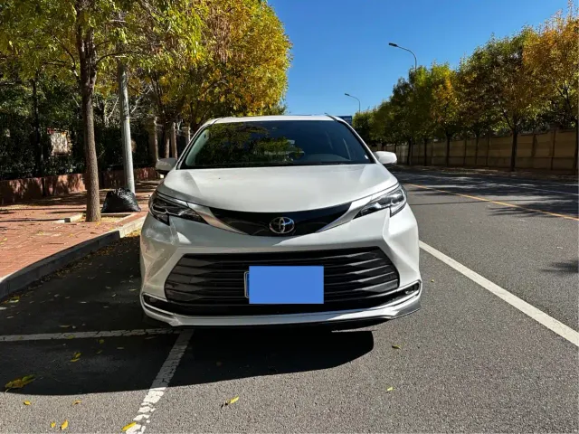 Toyota Sienna — Фото автомобиля 2