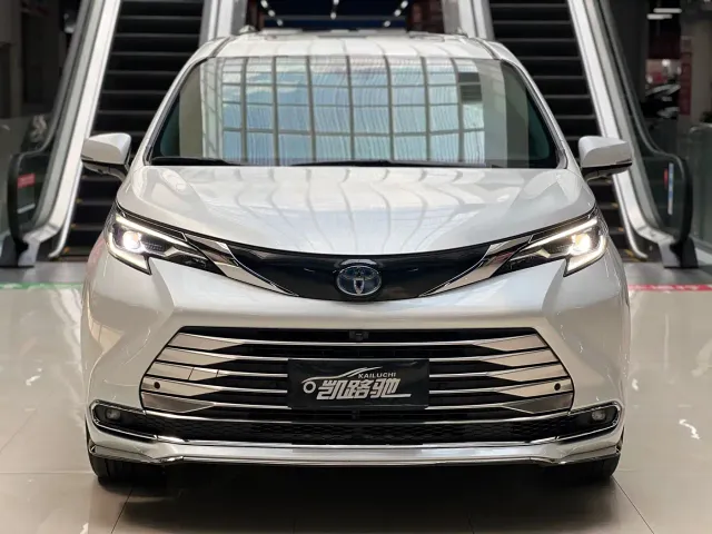 Toyota Sienna — Фото автомобиля 2