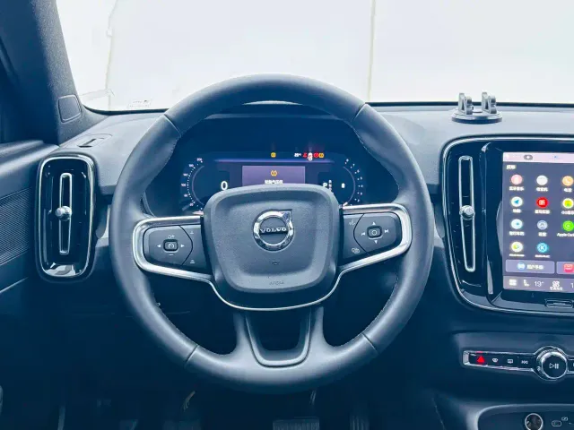 Volvo XC40 — Фото автомобиля 11