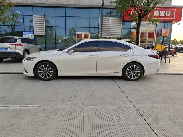 Lexus ES — Фото автомобиля 3