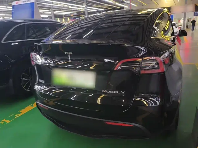 Tesla Model Y — Фото автомобиля 5
