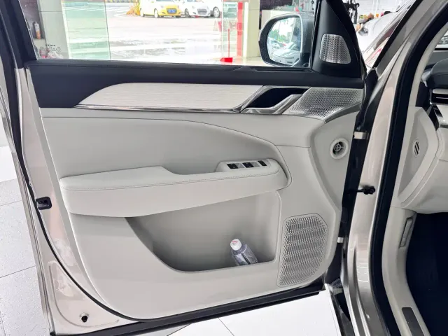 Volvo EM90 — Фото автомобиля 13