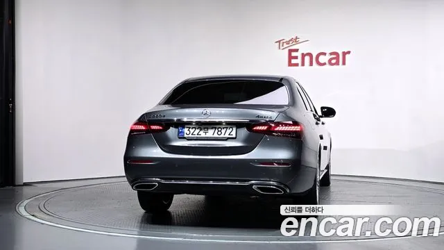 Mercedes-Benz E-Class — Фото автомобиля 5