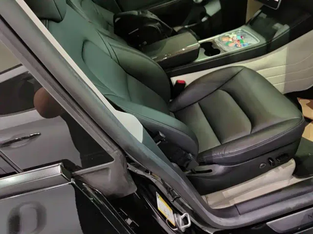 Tesla Model Y — Фото автомобиля 24