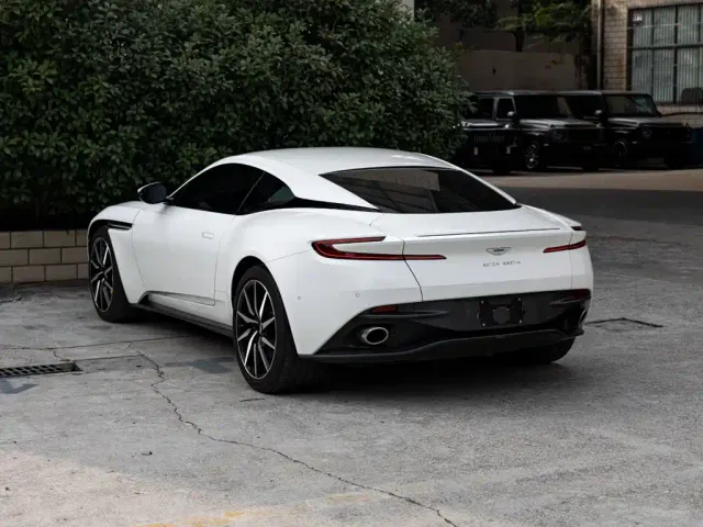 Aston Martin DB11 — Фото автомобиля 3