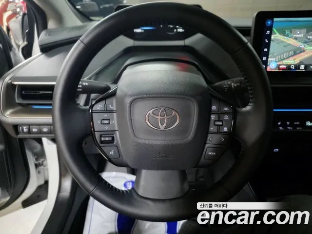 Toyota Prius Generation 5 — Фото автомобиля 12