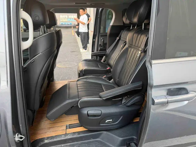Roewe iMAX8 — Фото автомобиля 2