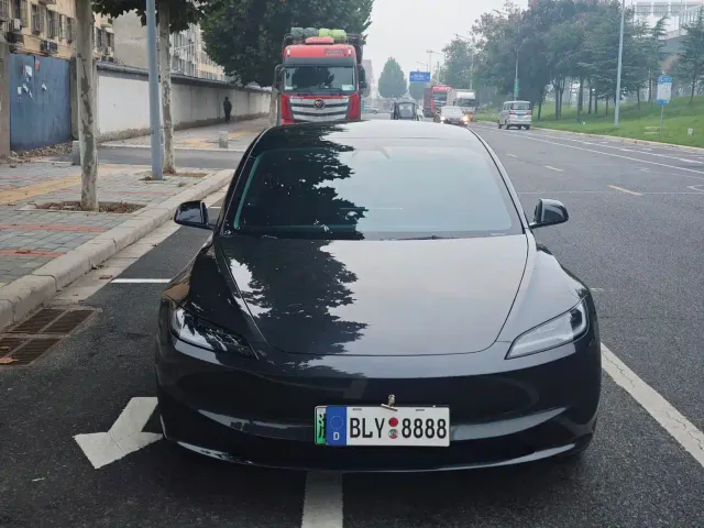 Tesla Model 3 — Фото автомобиля 2