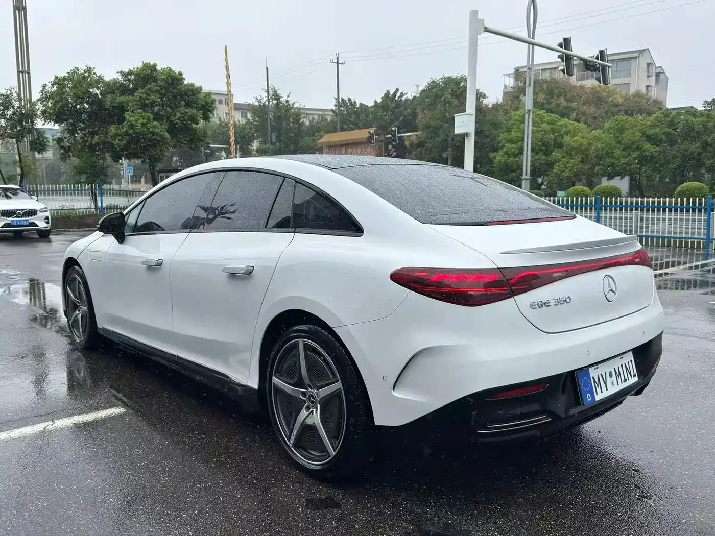 Mercedes-Benz Mercedes-Benz EQE 2022 350 Luxury Edition — Фото автомобиля 4