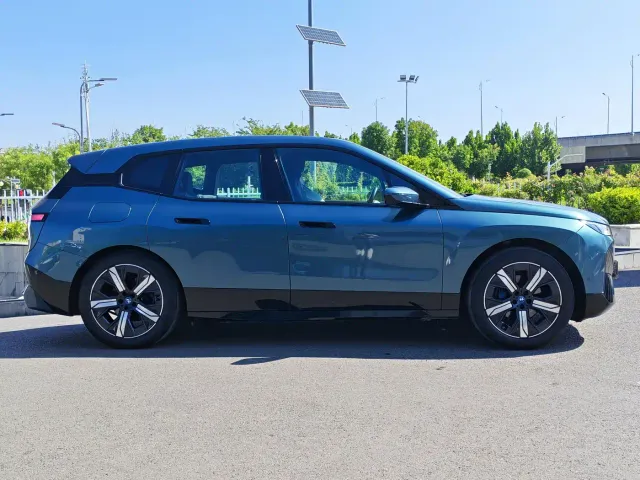 BMW iX — Фото автомобиля 8