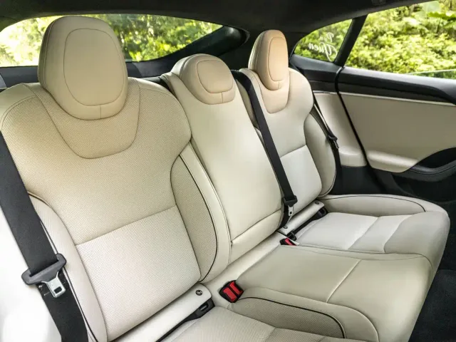 Tesla Model S — Фото автомобиля 18