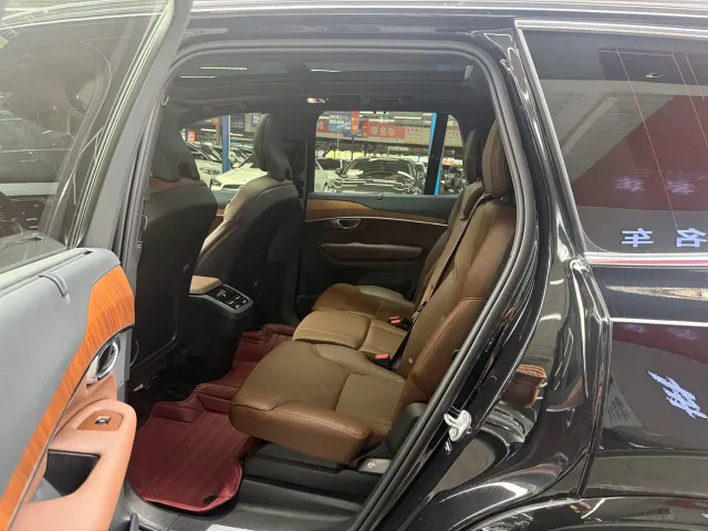 Volvo XC90 — Фото автомобиля 8