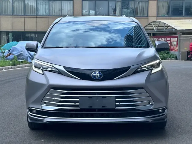Toyota Sienna — Фото автомобиля 2