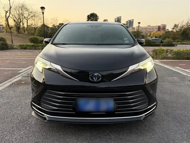 Toyota Sienna — Фото автомобиля 10