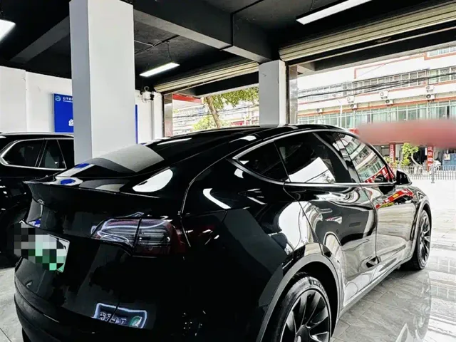 Tesla Model Y — Фото автомобиля 15