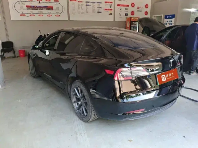 Tesla Model 3 — Фото автомобиля 9
