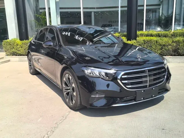 Mercedes-Benz E-Class — Фото автомобиля 3