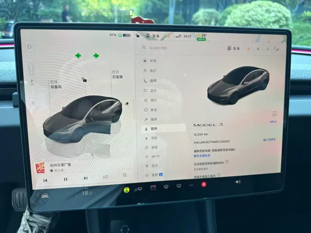 Tesla Model 3 — Фото автомобиля 11