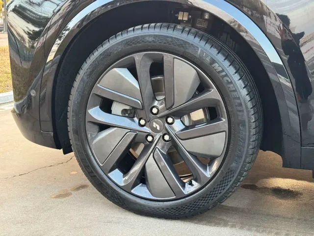 Li Auto L8 — Фото автомобиля 24