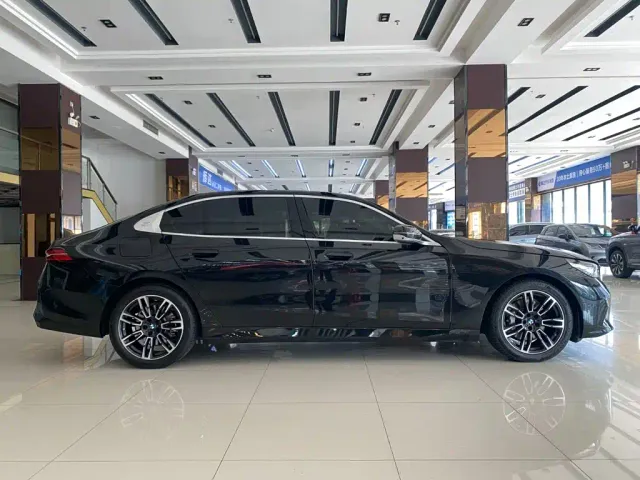 BMW 5 Series — Фото автомобиля 4
