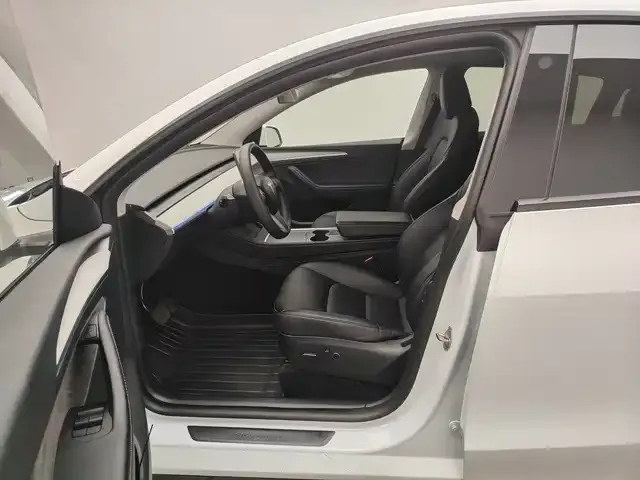 Tesla Model Y — Фото автомобиля 9