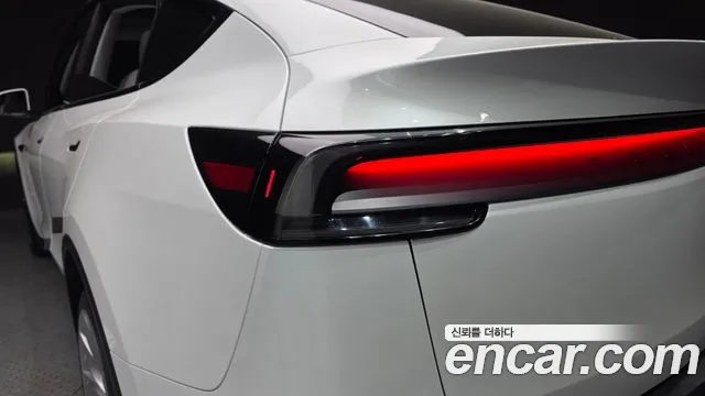 Tesla Model Y — Фото автомобиля 23