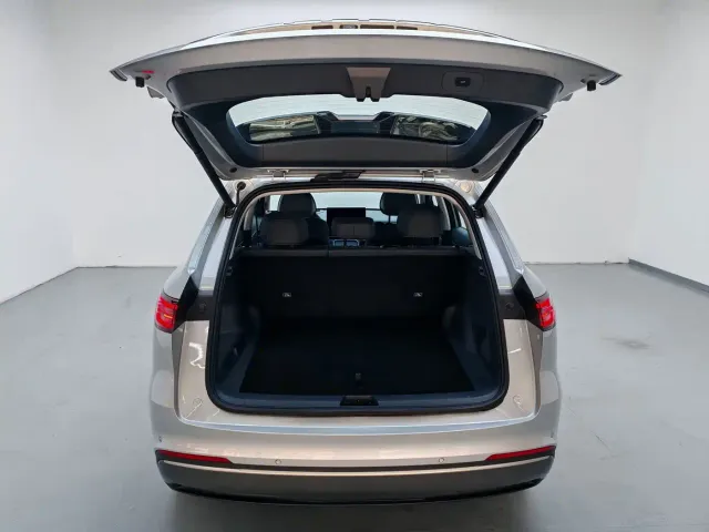 Geely Galaxy Starship 7 EM-i — Фото автомобиля 8