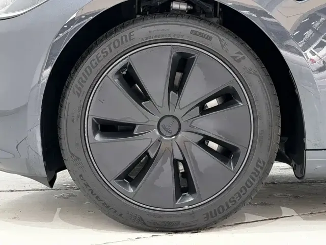 Tesla Model 3 — Фото автомобиля 11