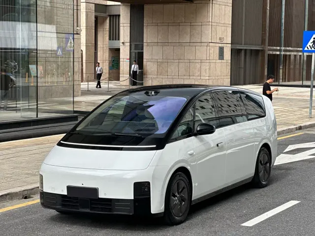 Li Auto MEGA — Фото автомобиля 2