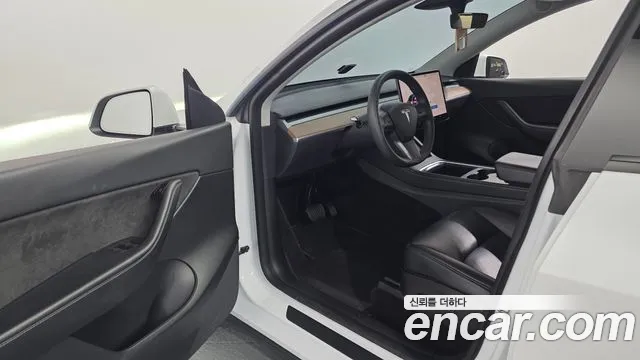 Tesla Model Y — Фото автомобиля 10