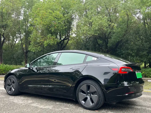 Tesla Model 3 — Фото автомобиля 4
