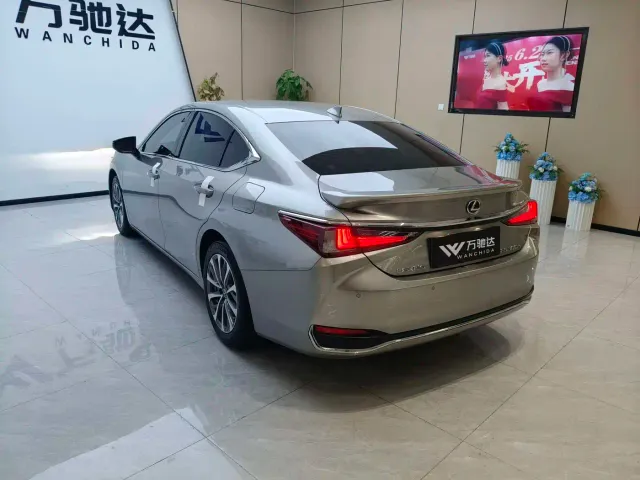 Lexus ES — Фото автомобиля 4