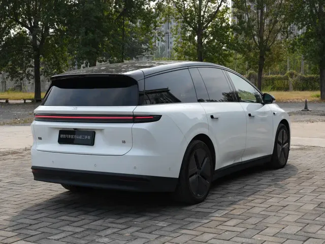 Li Auto i8 — Фото автомобиля 5